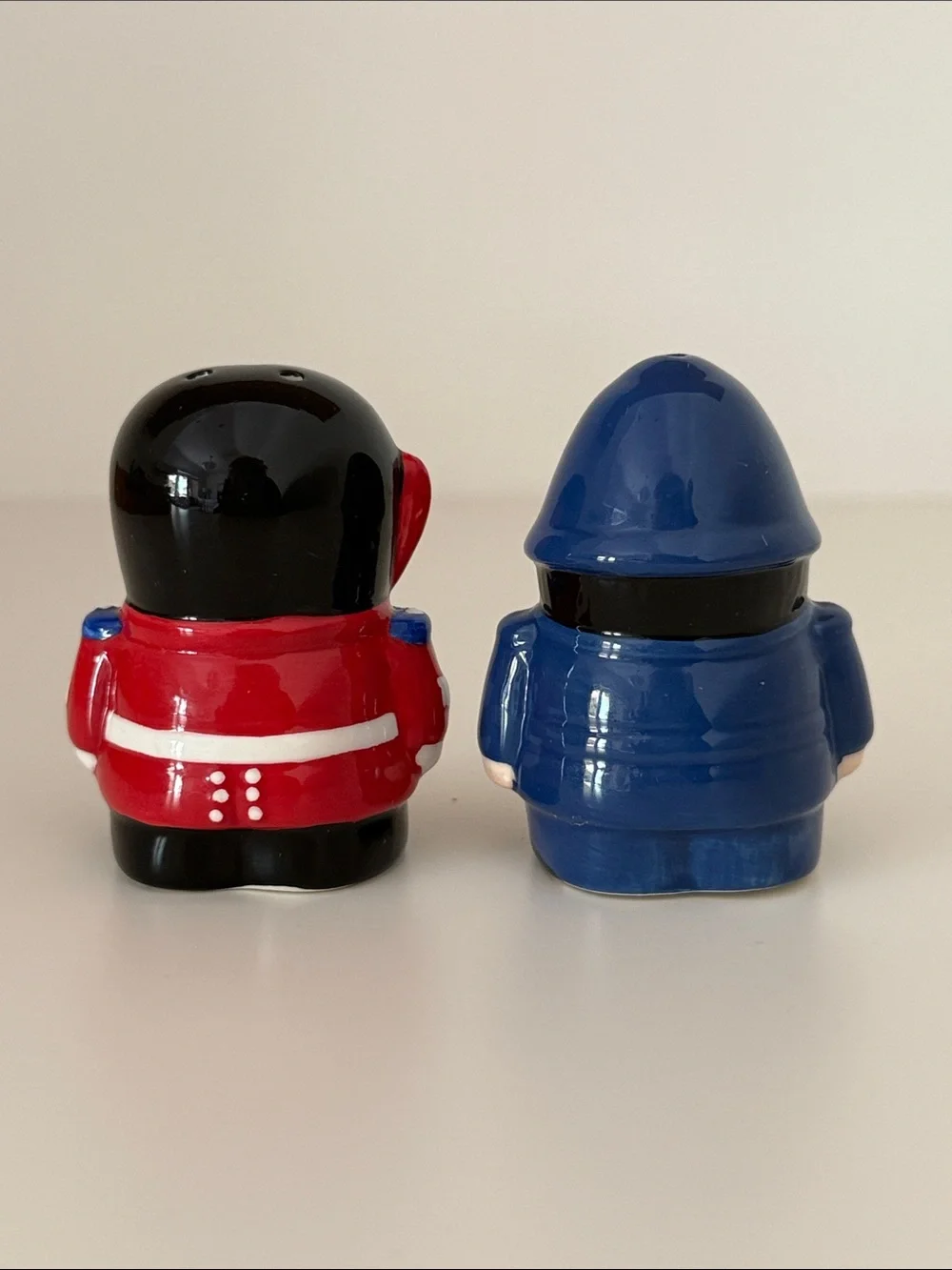London Buckingham Palace Guard and Bobby Salt and Pepper Shakers - Picture 3 of 9